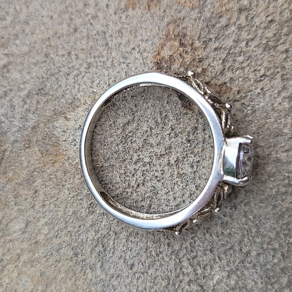 Beautiful Ring - Picture 3 of 5